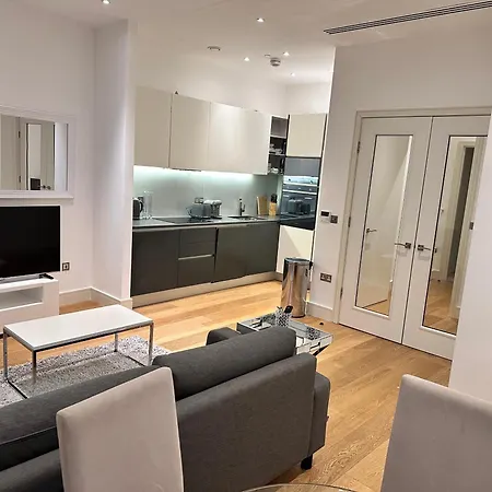 Contemporary Urban Retreat In Bank Apartment